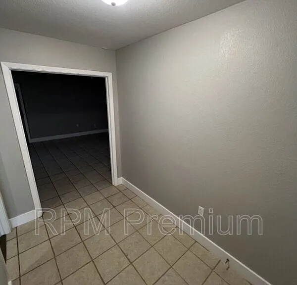 464 Wilton Dr — Photo 6