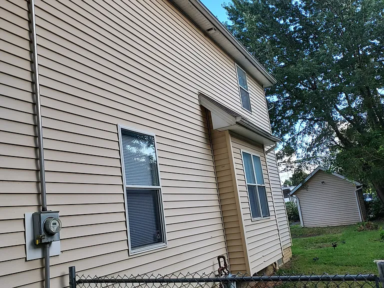 10724 Hathaway Ave — Photo 2