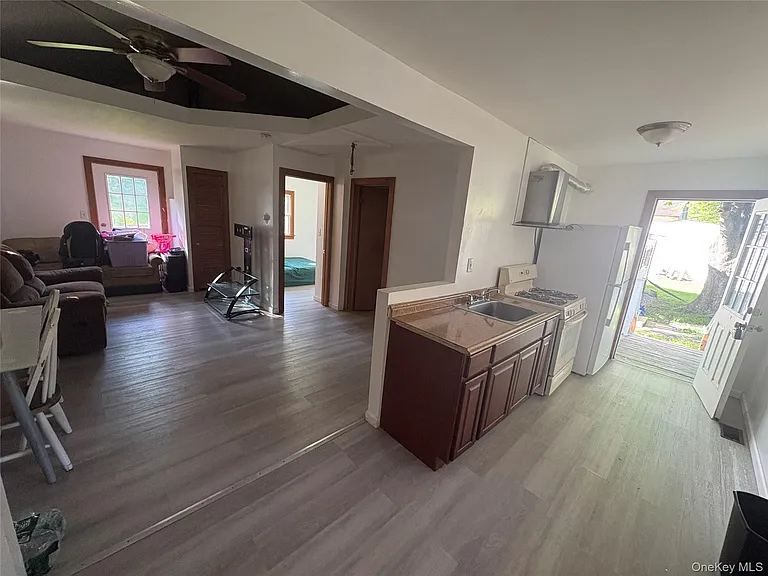1 Royal Acres Dr #6 — Photo 2