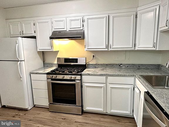 5th image of 1300 Army Navy Dr APT 427