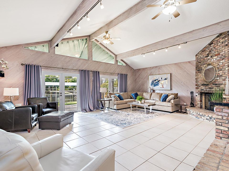 Huge Family room with views onto the water and putting green. Fireplace, 50in flat screen TV, surround sound, cable, internet TV, outdoor speakers ect...