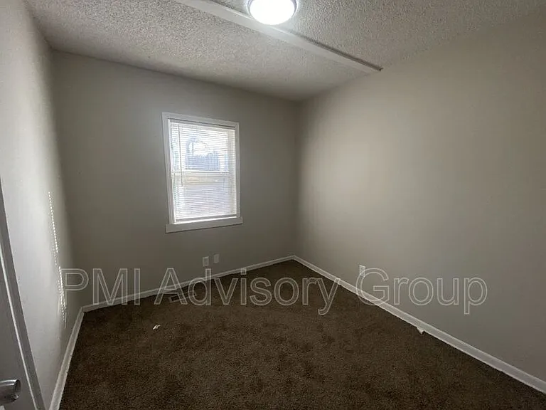 409 SE 34th St — Photo 14