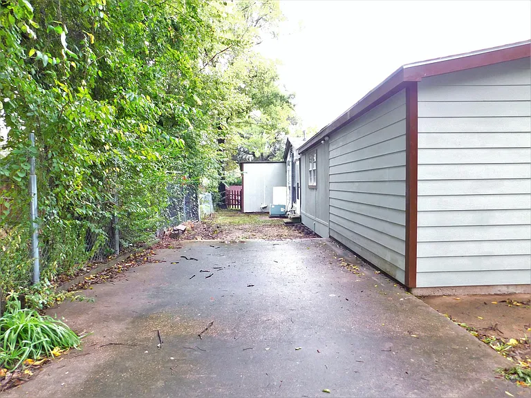 1007 W Collins St — Photo 23