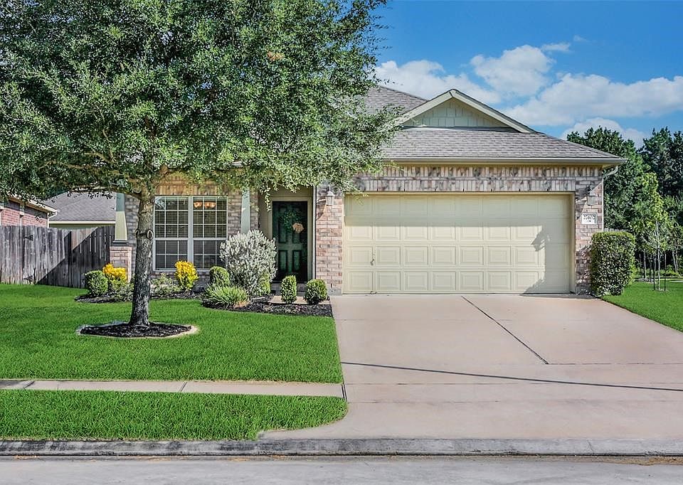 Charming one story in award winning master plan community of Spring Trails !