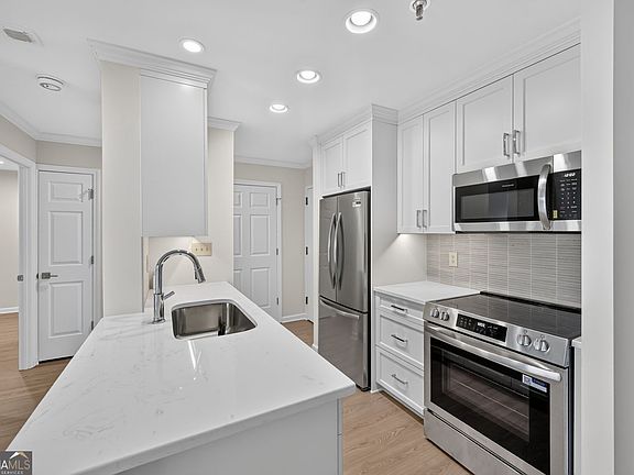 2nd image of 300 Johnson Ferry Rd NE Unit B603