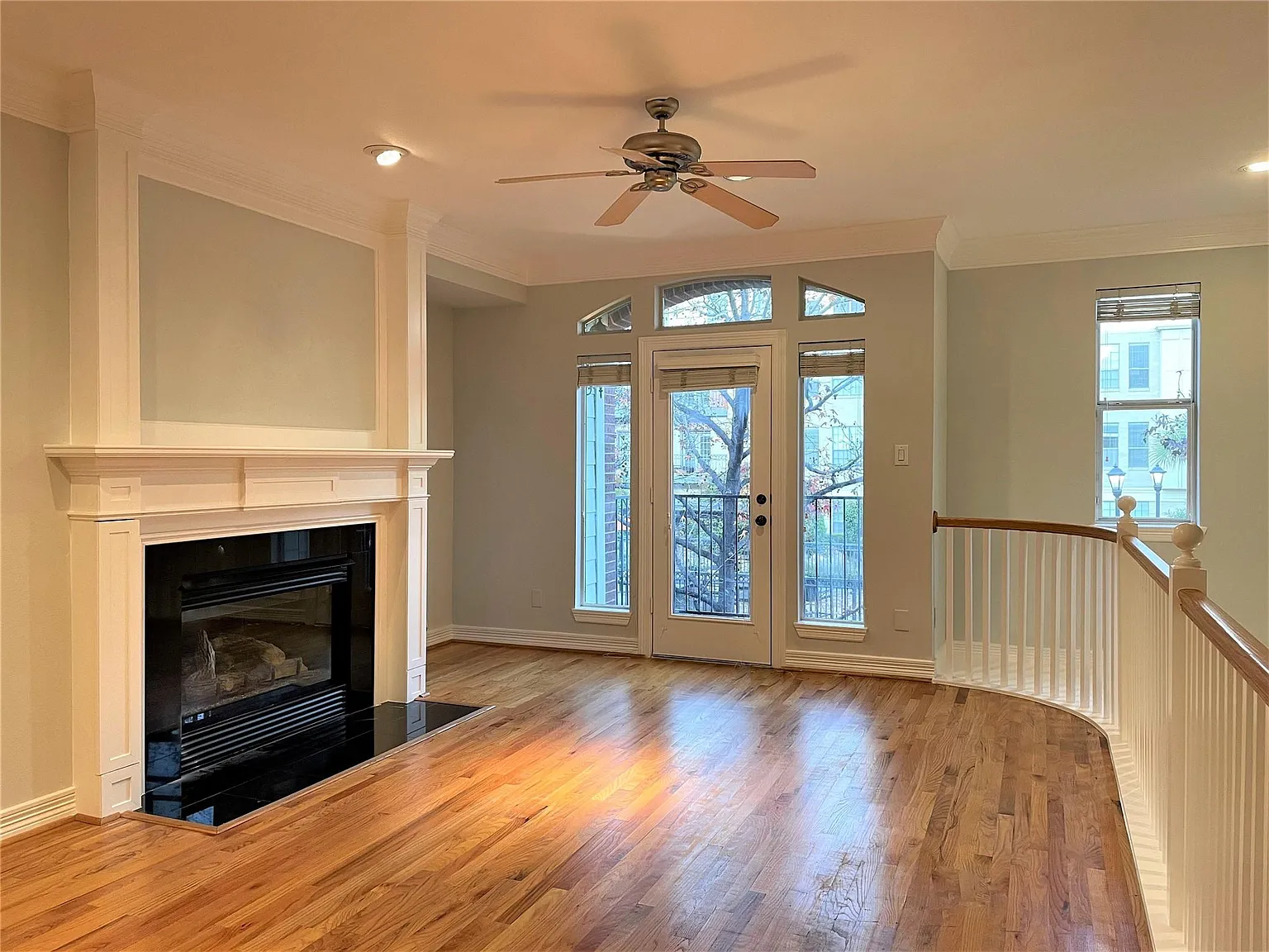 3 bed, 3.5 bath, 1950 sqft, $4,175 — Photo 3