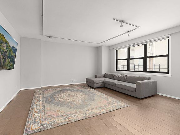 4th image of 201 E 28th St #4R
