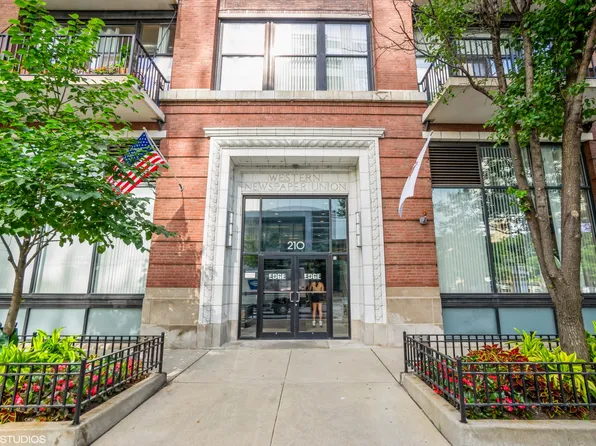 210 S Desplaines St APT 2103, Chicago, IL 60661