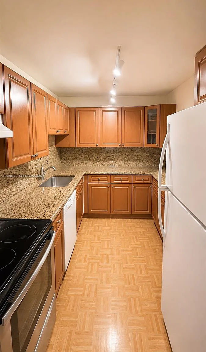 Horizons West Condo #4 — Photo 2