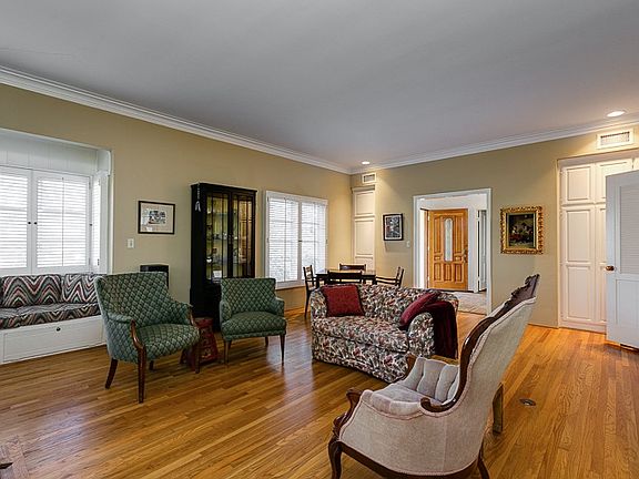 2nd image of 4811 Vineta Ave