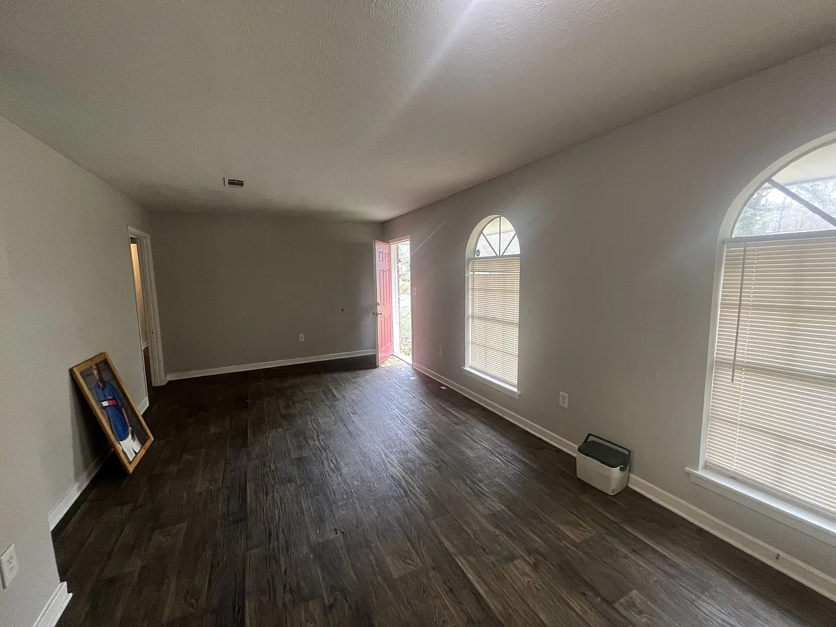 Building Photo - 2915 Longwood Dr