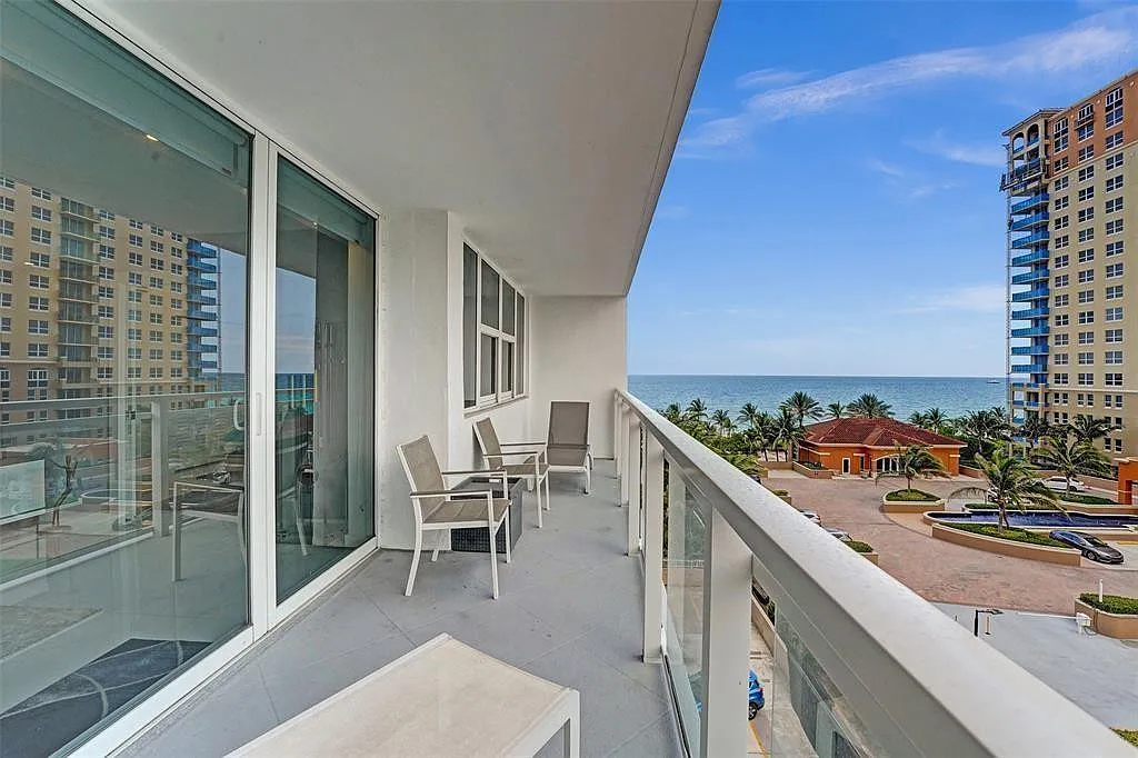 Parker Plaza Condo Estates — Photo 2
