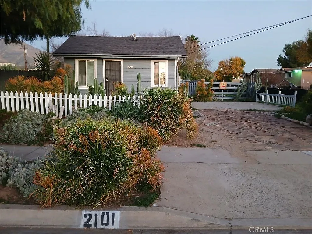 2 bed, 714 sqft, $1,775 — Photo 1