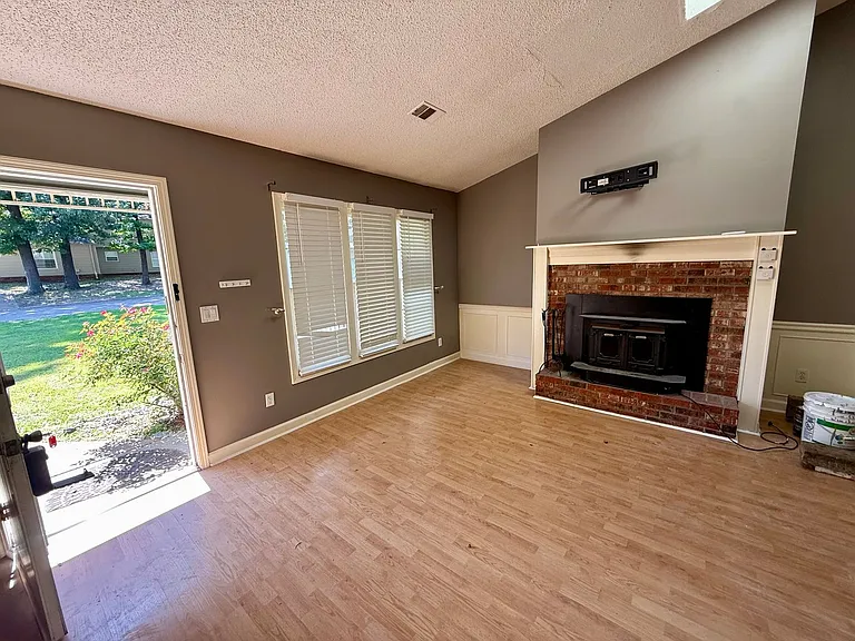 1401 Elmdale Pl — Photo 2