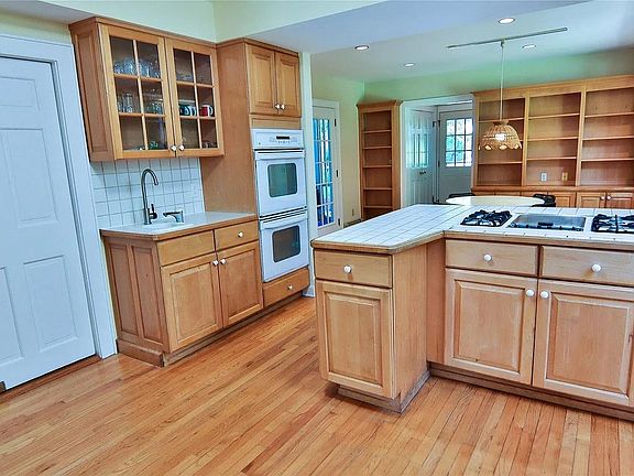 5th image of 33 Bayview Ave