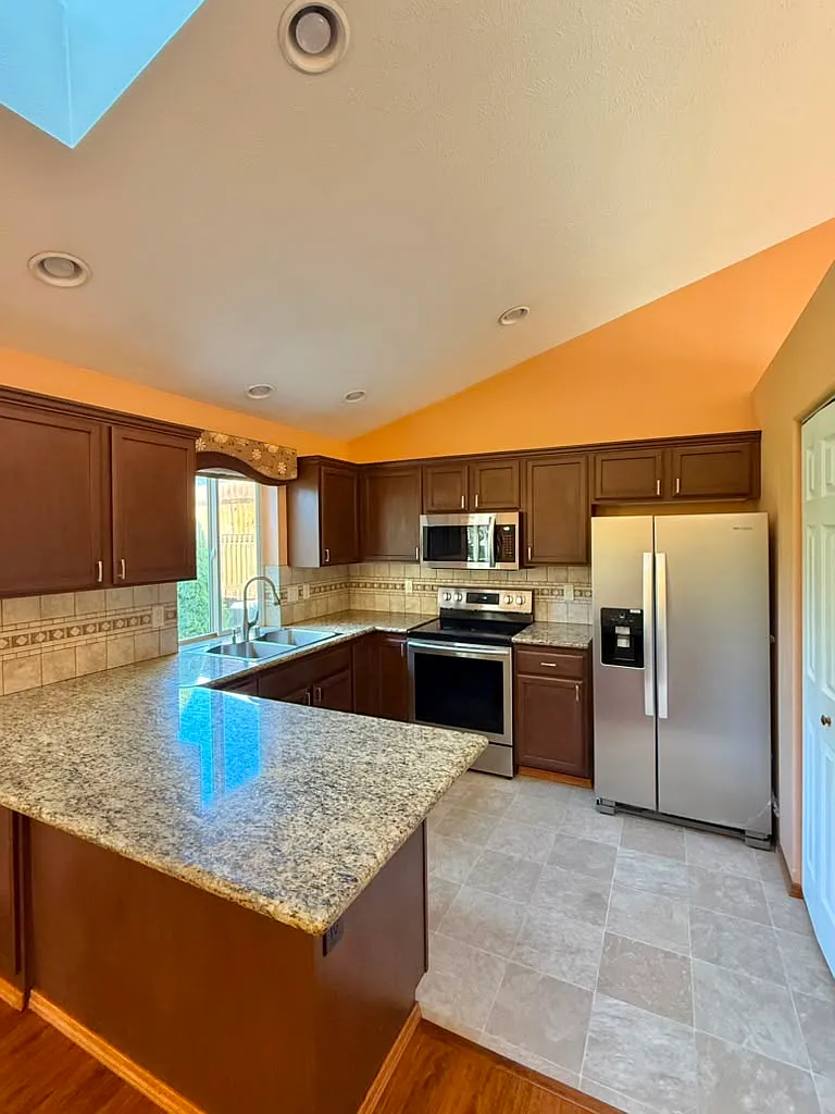 4 bed, 2282 sqft, $2,500 — Photo 3