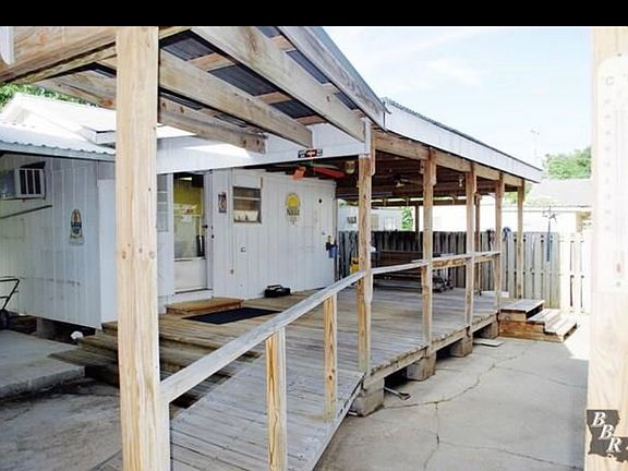 Deck/apartment party room