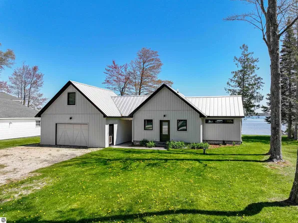 109 Davidsen Rd, Cadillac, MI 49601