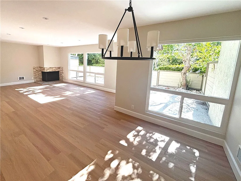 2 bed, 2.5 bath, 1512 sqft, $4,600 — Photo 2