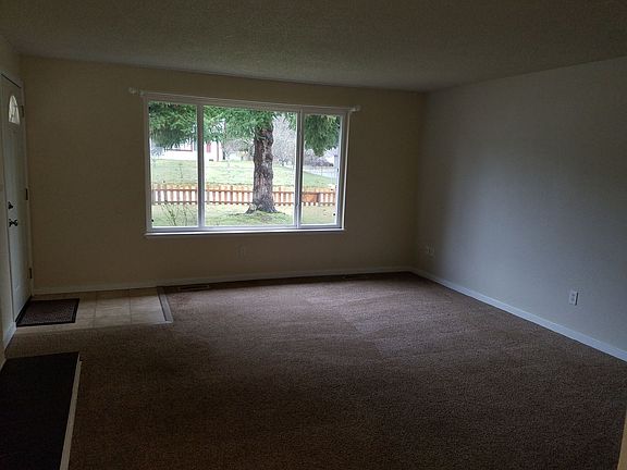3rd image of 634 Valley Oak Ct NE