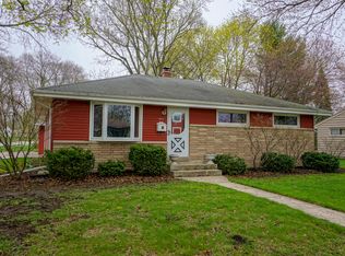 1013 N Bel Ayr Dr, Waukesha, WI 53188