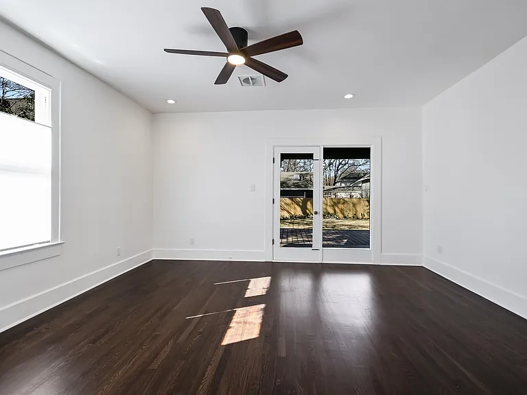 2704 Oakhurst Ave — Photo 11