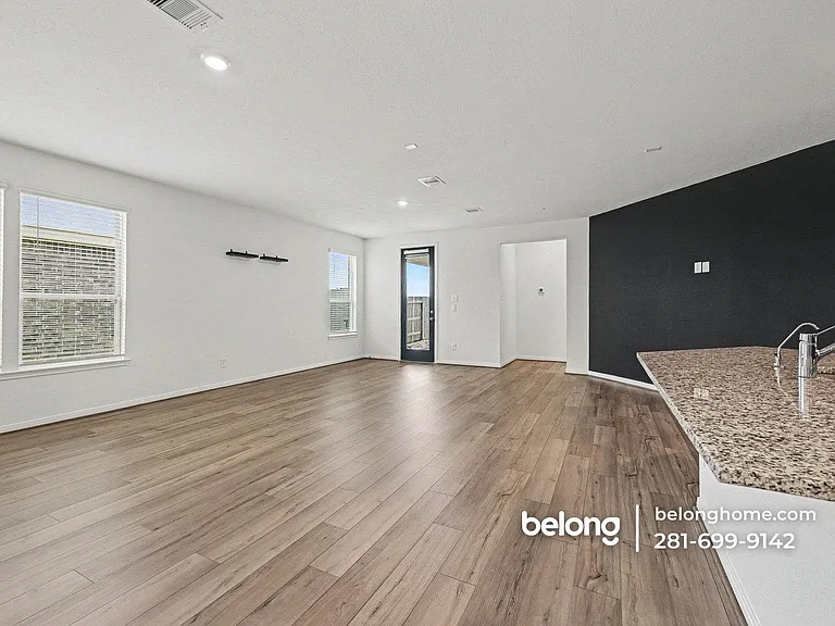 25403 Benroe St — Photo 4
