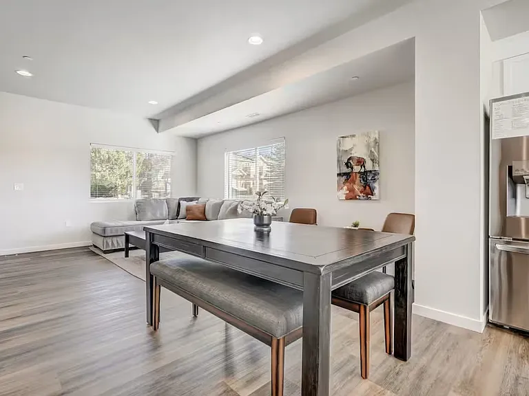 2220 E La Salle St — Photo 29