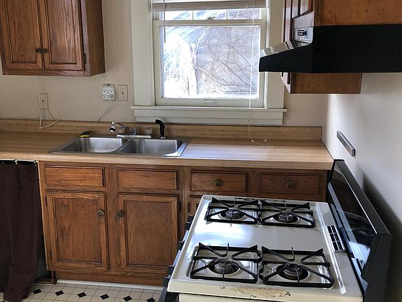 3rd image of 1017 W 2nd St APT 10