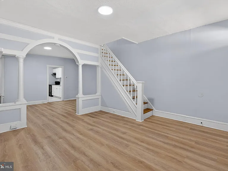 136 N Farson St — Photo 3