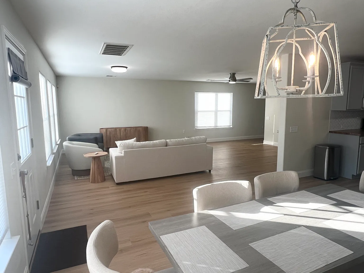 4 bed, 2.5 bath, 2402 sqft, $775 — Photo 3