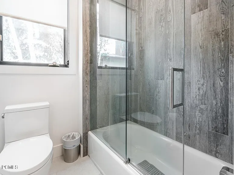 8974 N Sackett Dr — Photo 32
