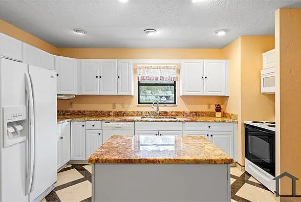 5 bed, 2400 sqft, $5,800 — Photo 2
