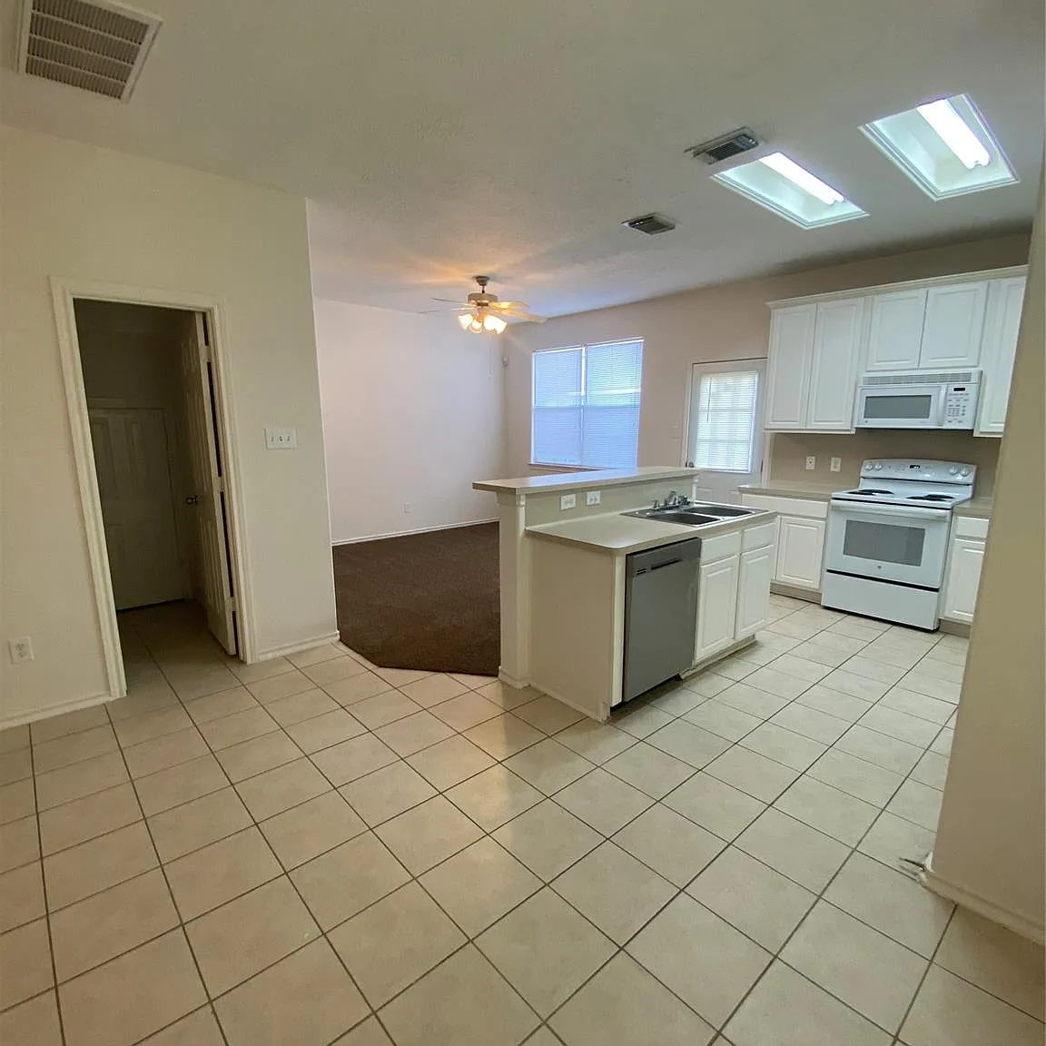 3 bed, 2.5 bath, 1502 sqft, $1,700 — Photo 3