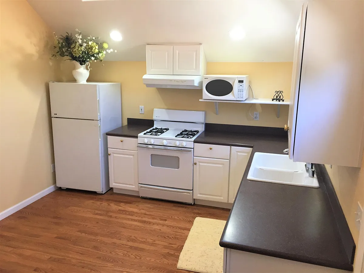 Kitchen - 939 Askov Pl