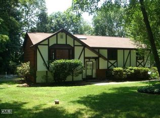 4 Hall St, Danbury, CT 06811