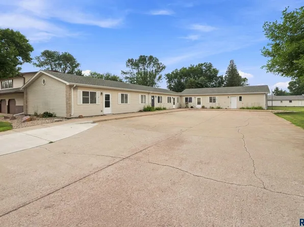 723 W 2nd Ave, Lennox, SD 57039