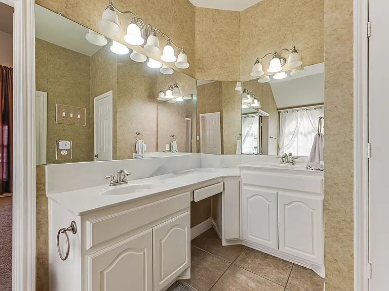 1706 Humbolt Dr — Photo 16