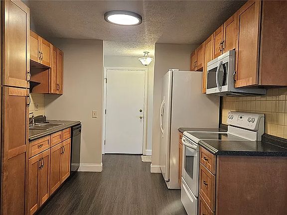 4th image of 27 Great Wood Ct #3