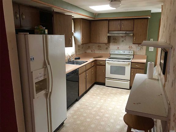 5th image of 56 Edgewater Dr