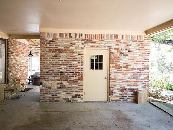 4th image of 302 Acacia Ln