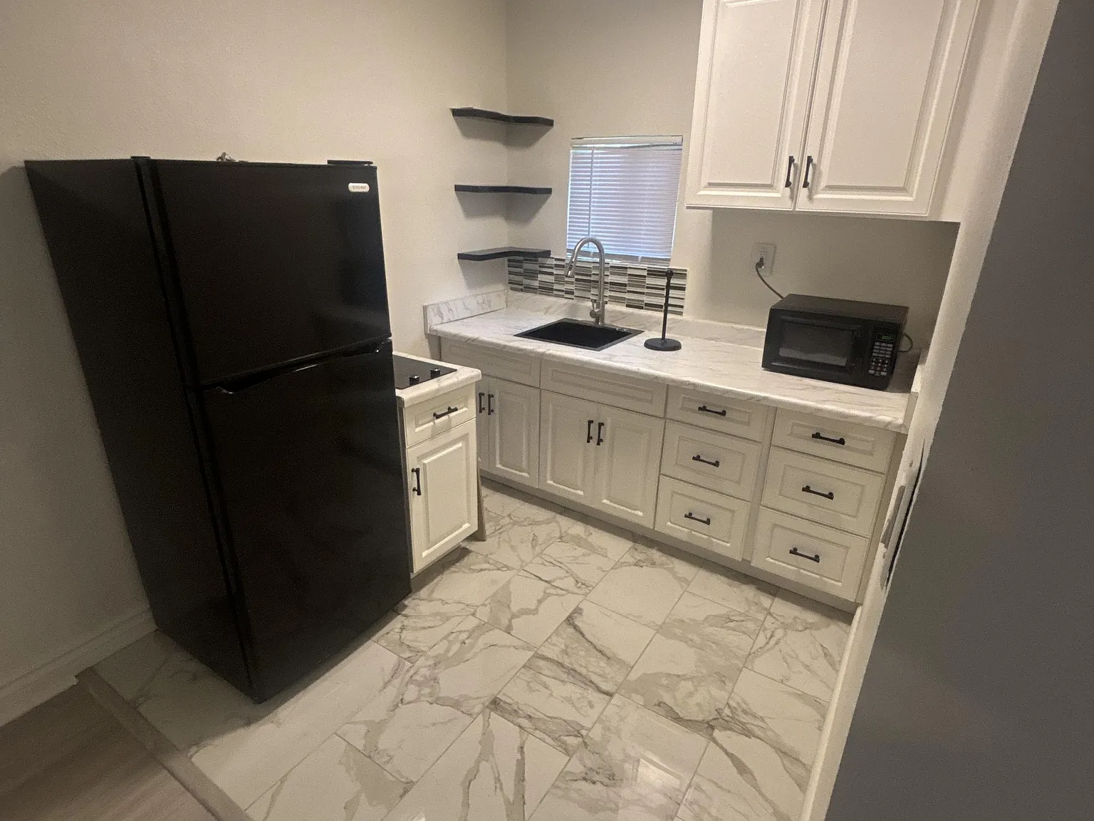 Studio, $950 — Photo 4