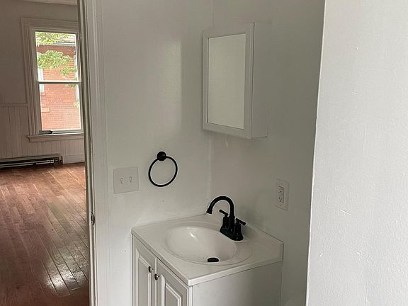 3rd image of 213 Howard Ave Floor 1