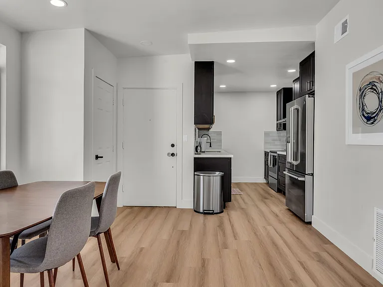 102 W Maryland Ave #E2 — Photo 14