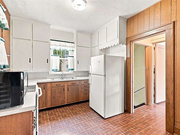 2nd image of 1037 N Iowa Ave