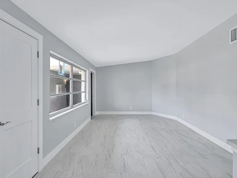 325 Capri Blvd — Photo 5