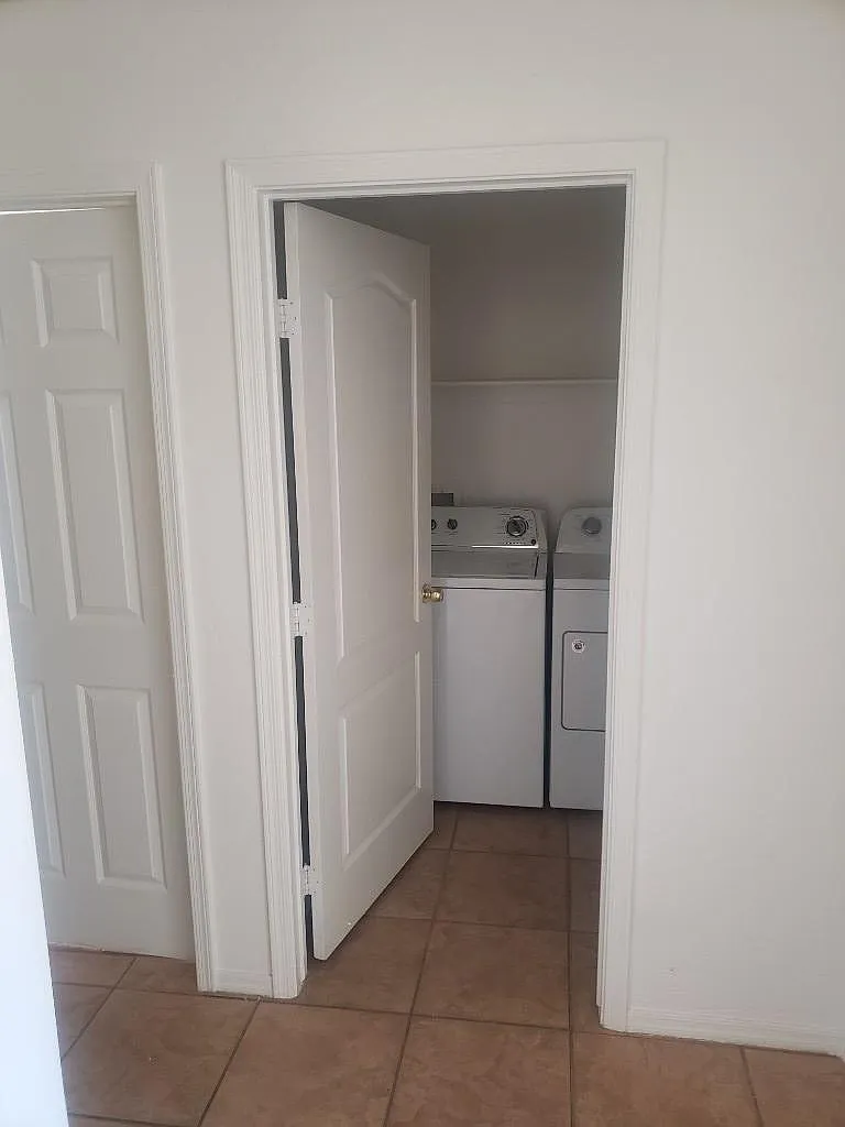 2 bed, 1.0 bath, 805 sqft, $1,050 — Photo 2