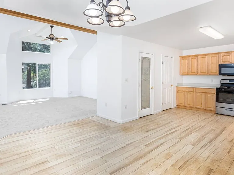 6885 Kings Row Dr — Photo 7