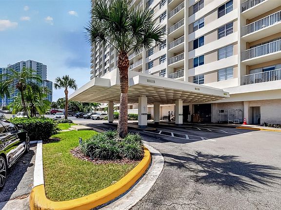 3rd image of 300 Bayview Dr APT 916