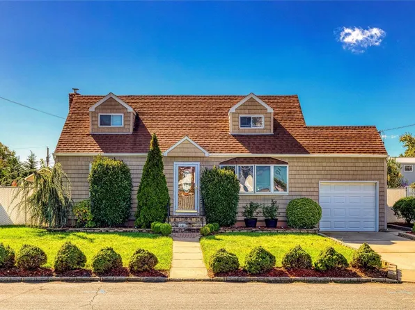 946 N Indiana Avenue, Lindenhurst, NY 11757